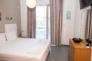 Un dormitorio con una cama con toallas. en Apartment in Paradise View complex, en Sozopol 14 fotos más