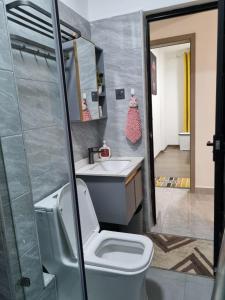 Ένα μπάνιο στο One Bedroom Kilimani Nairobi with Gym and Sauna +20 φωτογραφίες
