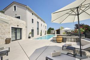 Πισίνα στο ή κοντά στο Villa Madora