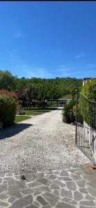 una entrada de grava con una puerta en un patio en Incantevole Mugello, en Scarperia