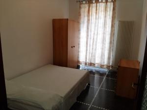 a small bedroom with two beds and a window at casa Nadia in Moneglia