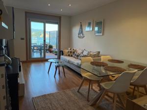un salon avec un canapé et une table dans l'établissement Apartamento en Baiona a 200m de la playa, à Baiona