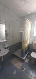 Bilik mandi di Bed and Breakfast Brko +76 gambar