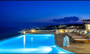 Bazén v ubytování Villa Enthera Mykonos nebo v jeho okolí