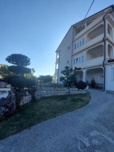 洛帕Bed and Breakfast Brko的院子旁的石墙建筑