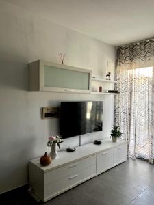 TV a/nebo společenská místnost v ubytování Piso con terraza a 5 min del mar