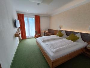 Postel nebo postele na pokoji v ubytování Hotel-Pension Birkenhof