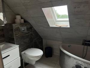 Un baño de Aloha Apartments Gryfa Pomorskiego 5 fotos más