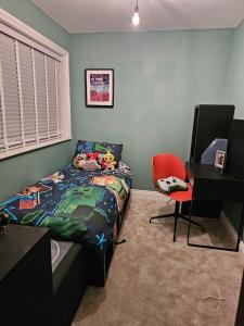 Postel nebo postele na pokoji v ubytování Northenden Village