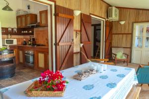 una cocina con una mesa con flores. en Villa Ariane, en Trou d'Eau Douce 11 fotos más