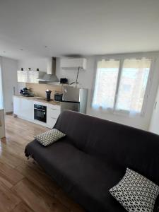 Η κουζίνα ή μικρή κουζίνα στο Appartement spacieux 3 chambres SAINT PIERRE LA MER +13 φωτογραφίες