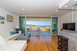 RazvalaにあるLuxurious Penthouse Style Apartmentのソファとテーブルのあるリビングルーム