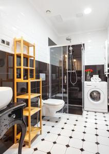 łazienka z toaletą i pralką w obiekcie Classy Apartments - Ruska we Wrocławiu