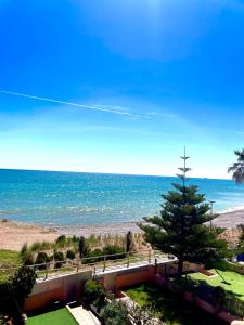 a view of the ocean from a balcony at Azul Calma in Vinarós