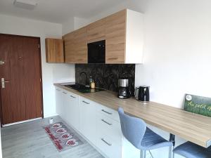 een keuken met een aanrecht, een tafel en stoelen bij Se détendre Au Petit Epi in Turckheim