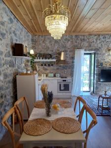 TV a/nebo společenská místnost v ubytování Theta Guesthouse