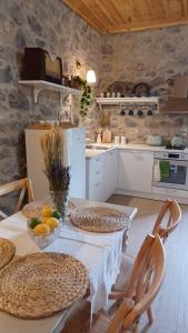 Kuchyň nebo kuchyňský kout v ubytování Theta Guesthouse