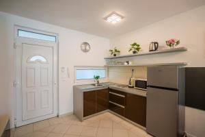 Kuchyň nebo kuchyňský kout v ubytování MyFlat Siófok Beach Apartment