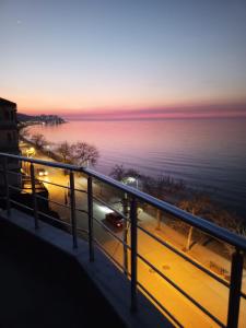 a view of the ocean from a balcony at KILIÇARSLAN OTEL in Çınarcık