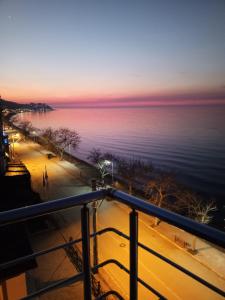 a view of the ocean at sunset from a balcony at KILIÇARSLAN OTEL in Çınarcık