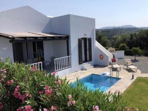 Bazén v ubytovaní Cozy Villa with Pool and Parasol in Kirianna alebo v jeho blízkosti