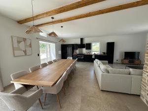 Posezení v ubytování Gîte le clocher roman 14 personnes piscine et spa privatif