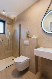 Et badeværelse på Luxury apartment KaLeGa + 46 billeder