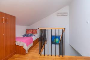 RazvalaにあるLuxurious Penthouse Style Apartmentのベッドルーム1室(ベッド1台付)、階段