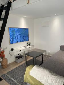 Μια τηλεόραση ή/και κέντρο ψυχαγωγίας στο Cozy and modern studio house