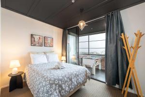 Ένα ή περισσότερα κρεβάτια σε δωμάτιο στο Sunny 3BR Petone Apt - Close to Shops Transit