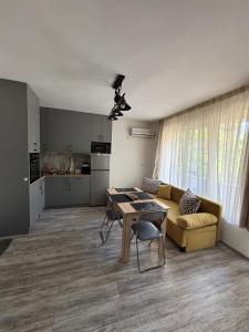 Kuchyň nebo kuchyňský kout v ubytování Alagen Apartments Burgas