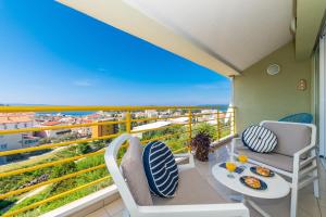 RazvalaにあるLuxurious Penthouse Style Apartmentの景色を望むバルコニー(テーブル、椅子付)