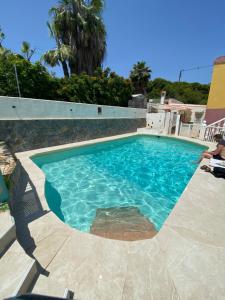 a large swimming pool with blue water at Hakuna Matata in El Campello