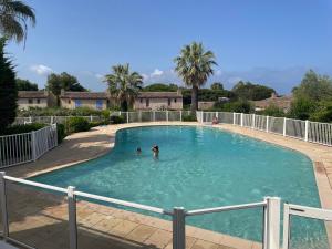 a couple of people in a swimming pool at petite maison à l entrée de st Tropez in Saint-Tropez