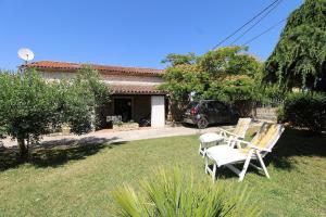 Aed väljaspool majutusasutust Ferienhaus für 6 Personen ca 95 qm in Šišan, Istrien Südküste von Istrien