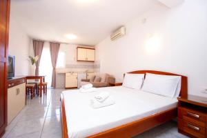 Cama ou camas em um quarto em Apartmani Becici