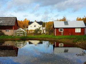 a house and a barn next to a body of water at Örrud Örsgärde, Värmlands Näs Säffle kommun in Säffle