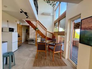 洞爷湖New! Lake and Mountain View Hammock House Up to 6 People的配有桌椅的厨房和餐厅