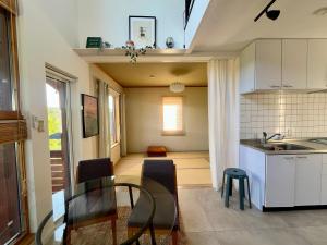 洞爷湖New! Lake and Mountain View Hammock House Up to 6 People的配有桌椅的厨房和餐厅 更多13张照片