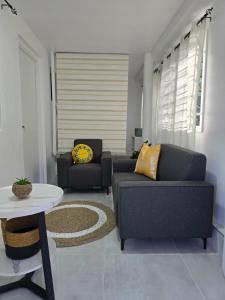 un soggiorno con due divani e un tavolo di Cosy Homes in Suva - Home That Hugs You! a Suva