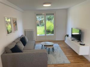 a living room with a couch and a tv at Maison Cosy à Chartres in Chartres