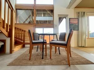 New! Lake and Mountain View Hammock House Up to 6 People的休息区