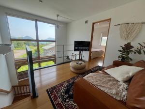 New! Lake and Mountain View Hammock House Up to 6 People的休息区