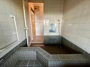 洞爷湖New! Lake and Mountain View Hammock House Up to 6 People的浴室设有步入式淋浴间和瓷砖地板。