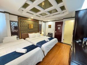 ハノイにあるChurch Legend Hotelのホテルの部屋にはベッドが2つあり、