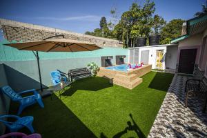 Κήπος έξω από το Private Pool Homestay Al-Qari