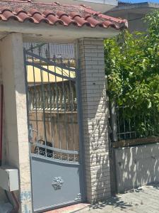 Το κτήριο όπου στεγάζεται  το δωμάτιο σε οικογενειακή κατοικία