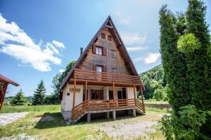 a small house with a thatched roof at Apartment Lasica for 4 persons in Jasenak