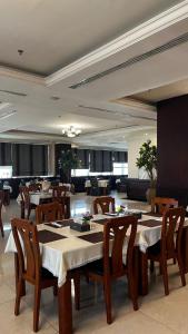 Restaurace v ubytování Grandeur East فخامة الشرق للشقق المخدومة