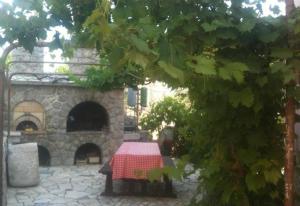 ein Tisch vor einem Steingebäude in der Unterkunft Apartment Sofia in Cres